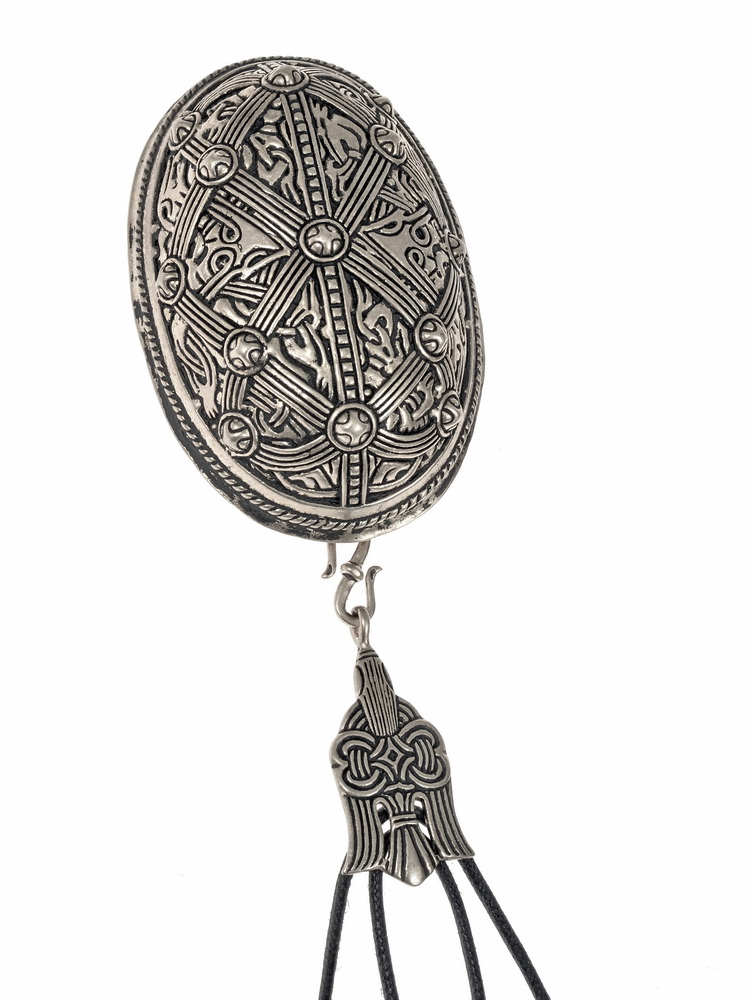 Viking bead distributor with brooch 