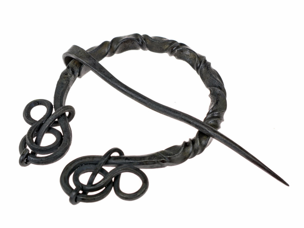 Horseshoe brooch with knotted ends