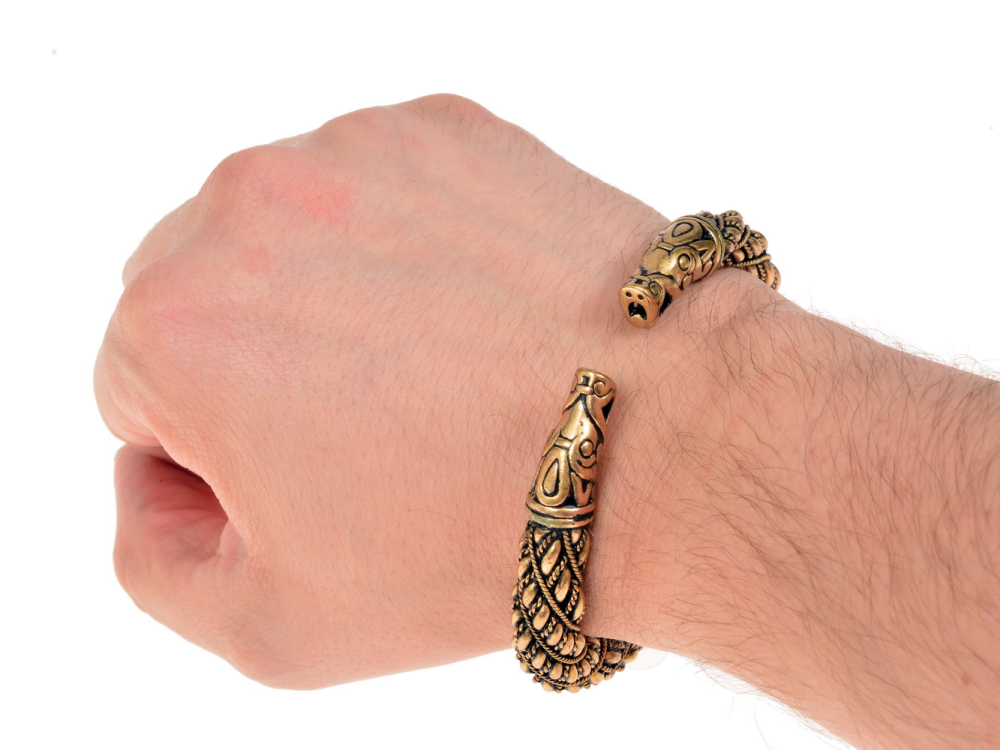 Viking bracelet from Lye in use