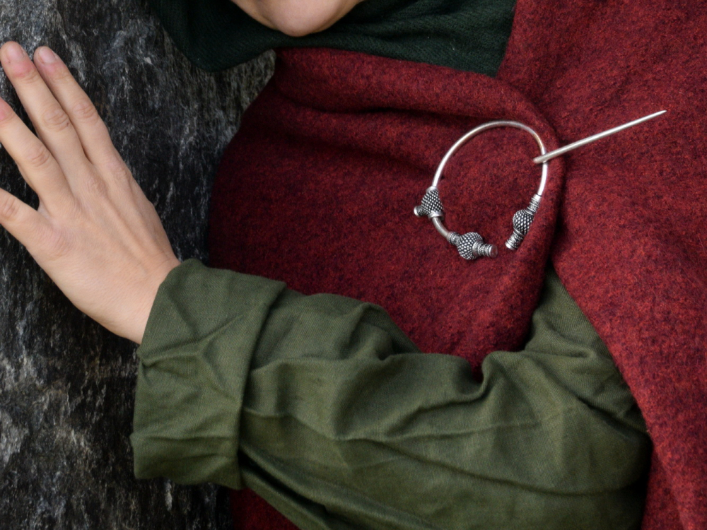 Wikinger-Distelfibel in Gebrauch