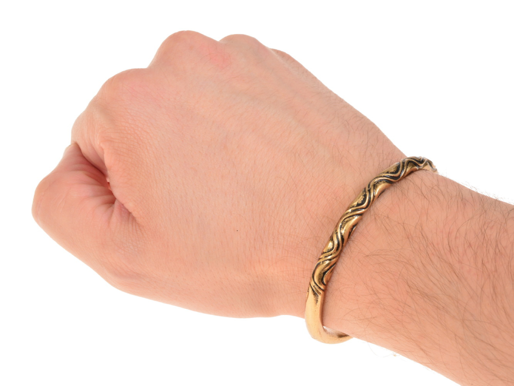 Mittelalterlicher Armreif am Arm