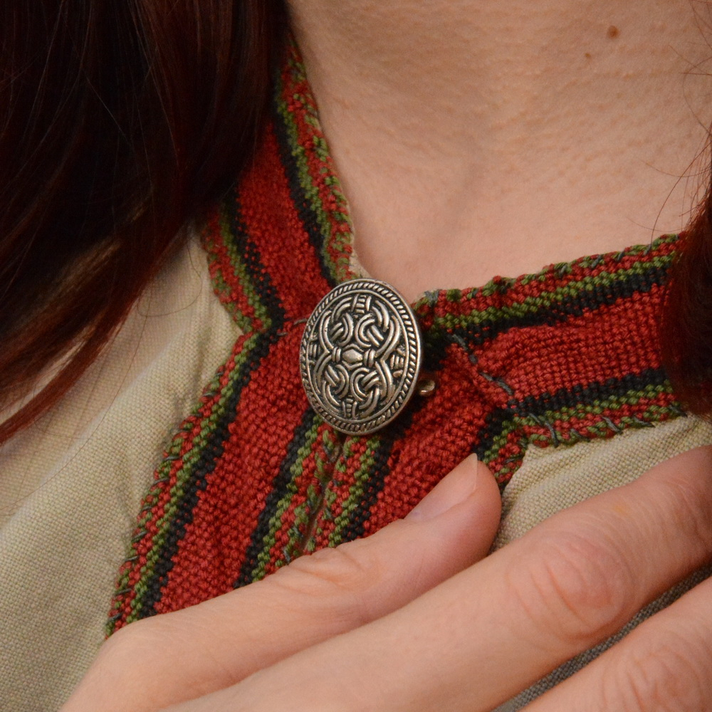 Round Viking brooch - In use