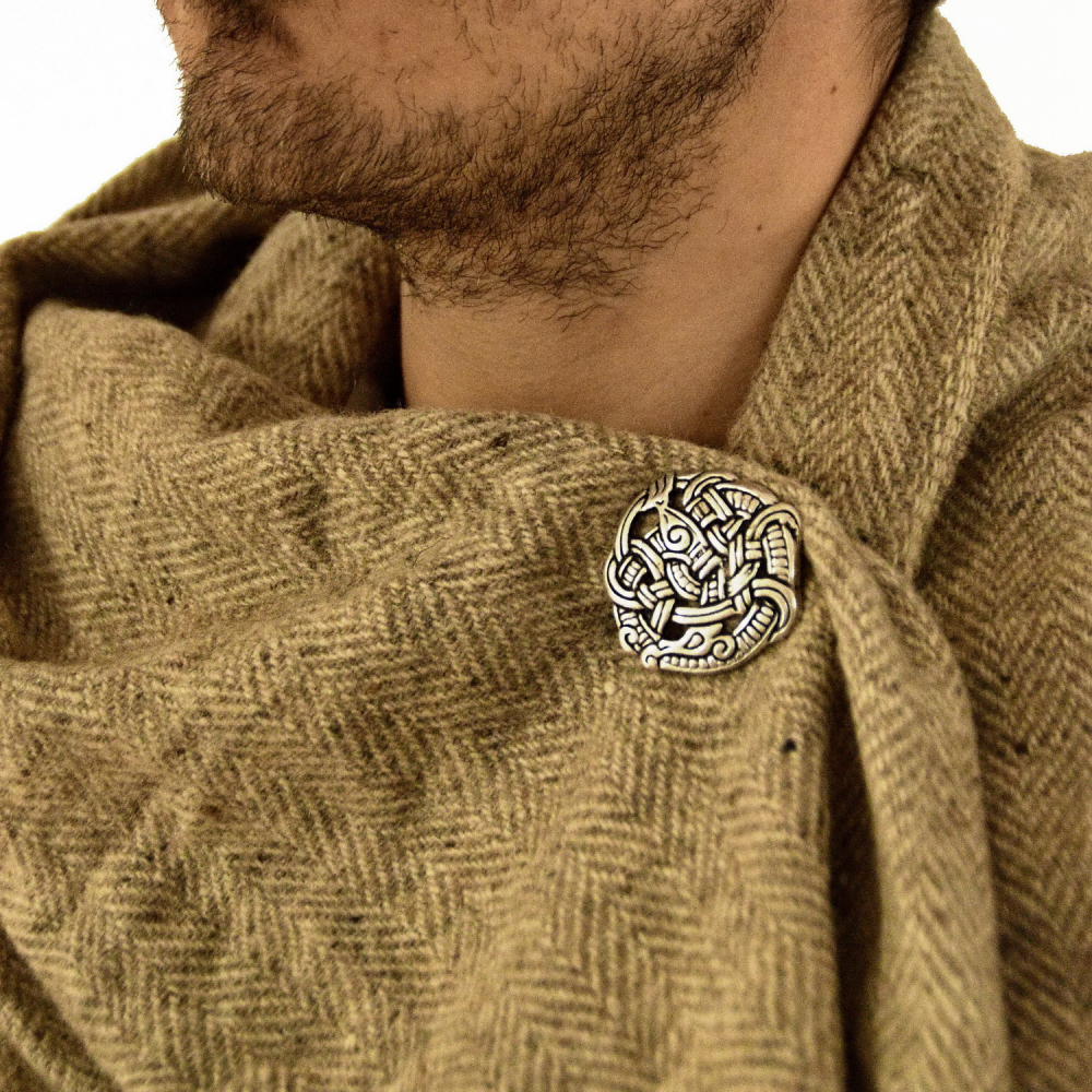 Wikinger-Scheibenfibel am Gewand