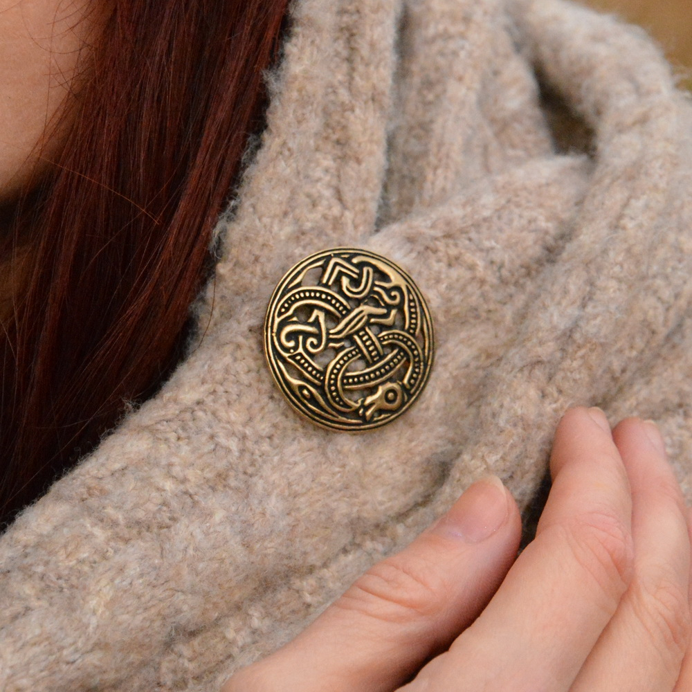 Vking disc brooch replica in use