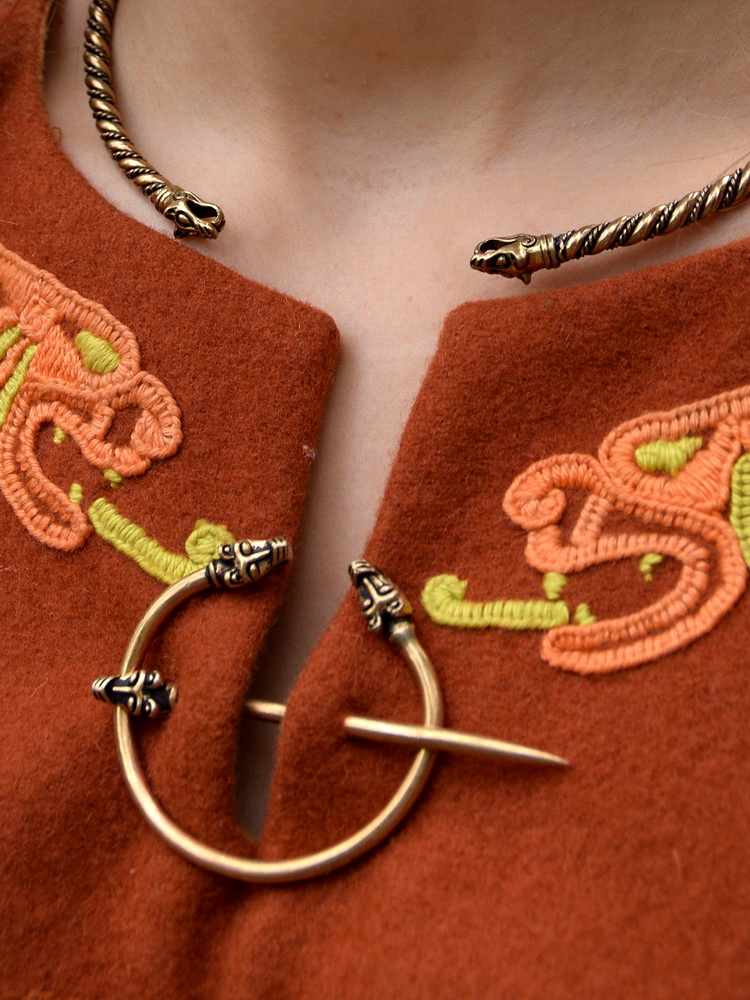 Wikinger-Wolfsfibel am Gewand